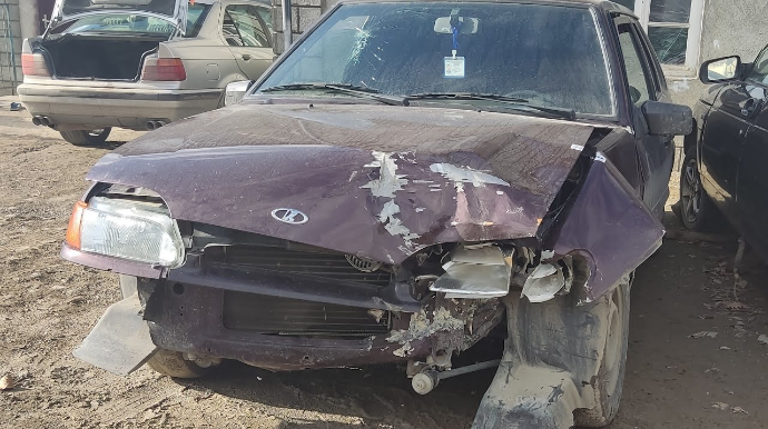 Lənkəranda avtomobil divara çırpılıb, xəsarət alan var 