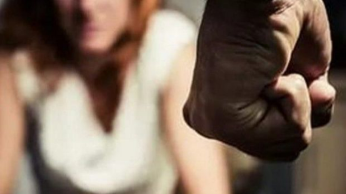 В Баку мужчина избил жену и сломал ей руку