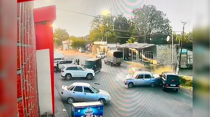 Yüksək sürət zəncirvari qəzaya səbəb oldu: 3 maşın bir-birinə girdi    - ANBAAN VİDEO