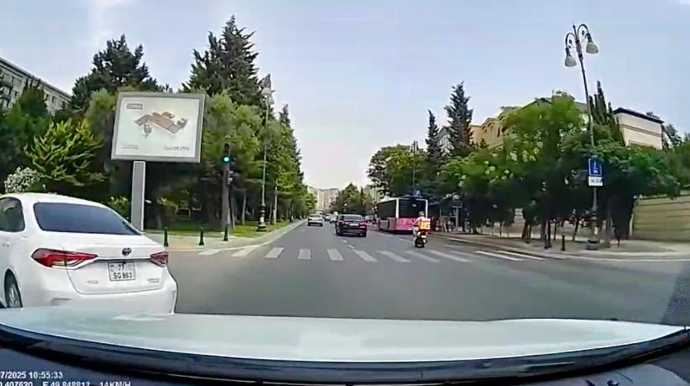 Düzgün zolaqda dayanmayan  taksi sürücüsü qəfil sola dönüb təhlükə yaratdı  - VİDEO