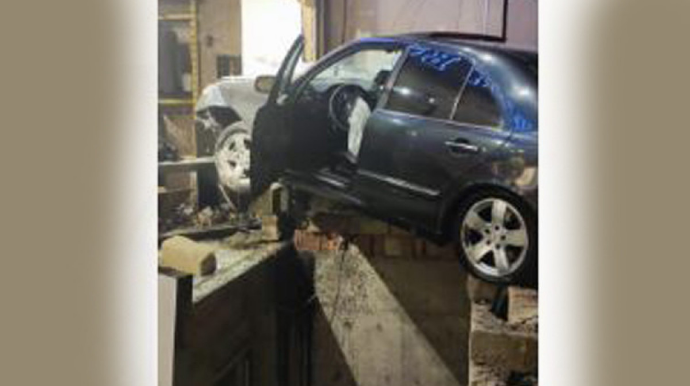 Bakıda avtomobil mağazaya çırpılıb: mağaza sahibinə otuz min manat ziyan dəyib     - VİDEO