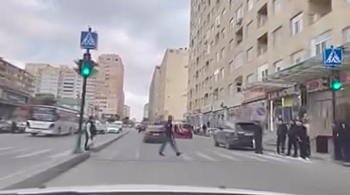 Xırdalanda piyada özbaşınalığı:  Yolu necə gəldi keçənlər təhlükəyə səbəb olur  - VİDEO