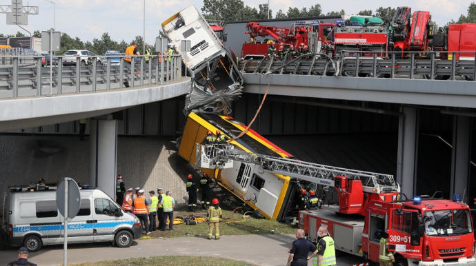 Sərnişin avtobusu körpüdən düşdü;  2 ölü, 6-sı ağır, 27 yaralı - FOTO   