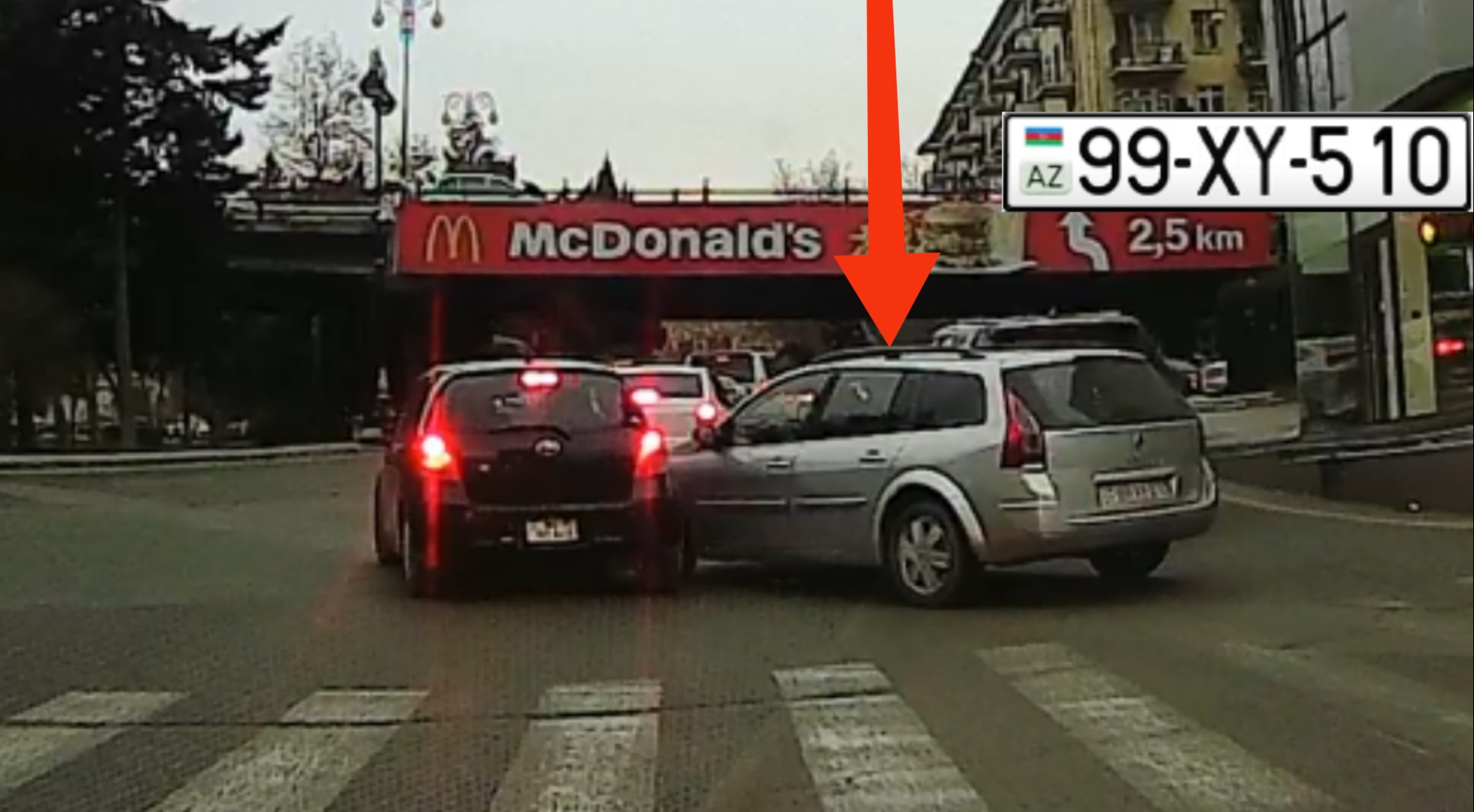 Güzgüyə baxmadan yola çıxan sürücü qəza törətdi  - VİDEO