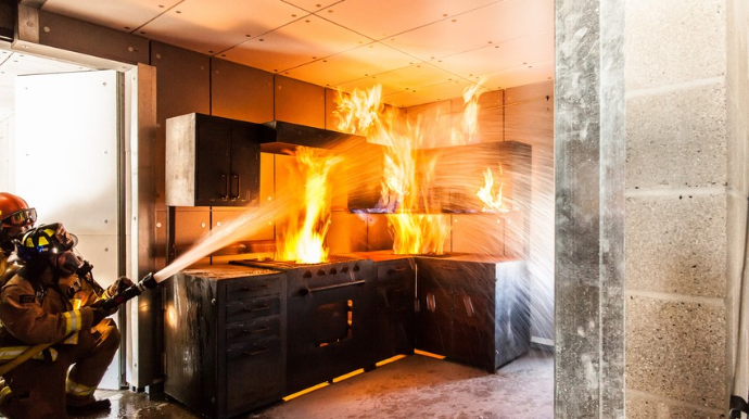 Sumqayıtda ev yandı