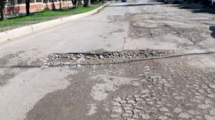 Gəncənin bitmək bilməyən yol problemi:  “Dağıdıb gediblər, asfaltlayan yoxdur” - FOTO