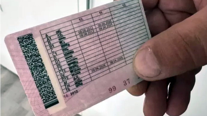 Azərbaycanlı saxta sürücülük vəsiqəsi ilə tutuldu  - 448 manat cərimələndi 