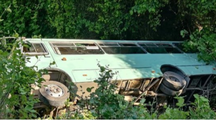 Avtobus dərəyə aşıb, ölənlər və yaralılar var