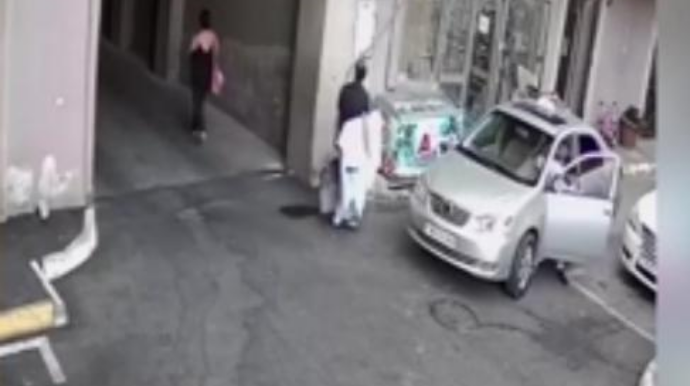 Bakıda oğurladığı televizoru maşına qoyan şəxs kameraya düşdü  - VİDEO