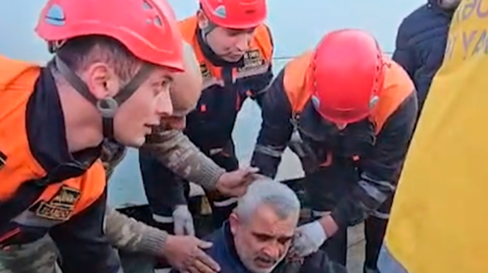 Avtobusu təmir edərkən altında qalan şəxs belə xilas edildi - VİDEO