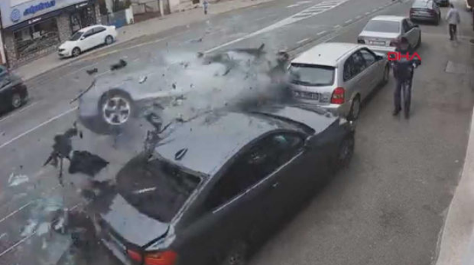 Aşan maşın yol kənarındakı avtomobillərə çırpıldı  - VİDEO