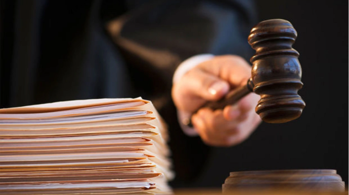 Mantiyasını avtomobilin üzərinə sərən hakimin səlahiyyətlərinə xitam verildi 