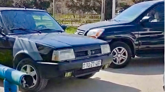 Maşınlarını necə gəldi saxlayan sürücülər küçəni bağladı – 10-ZT-487  və 90-DM-898    - VİDEO