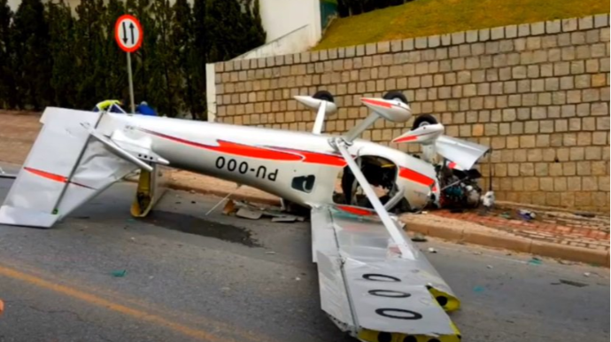 Момент падения самолета на дорогу в Бразилии попал на  - ВИДЕО