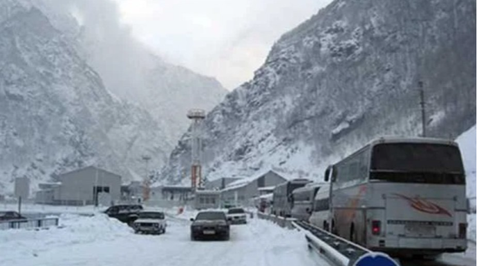 Güclü qar ciddi problemlər yaratdı - Yollar bağlandı, qatar reysləri təxirə salındı 