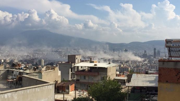 İzmirdə güclü zəlzələ olub, azı bir bina çöküb