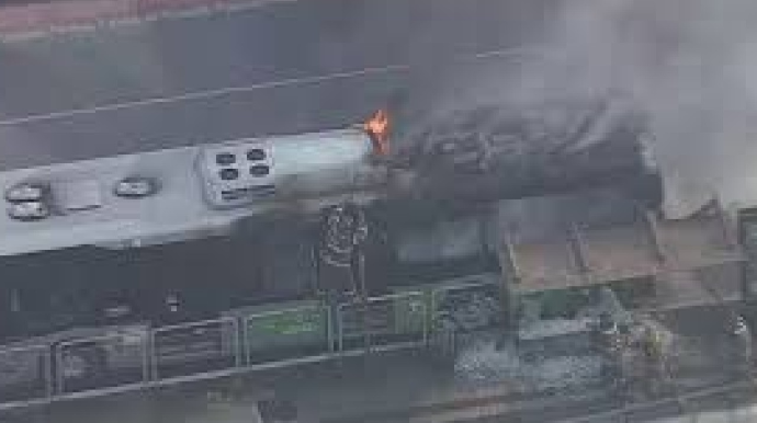 Sərnişin təyyarəsi avtobusa çırpıldı - Ölənlər var - VİDEO