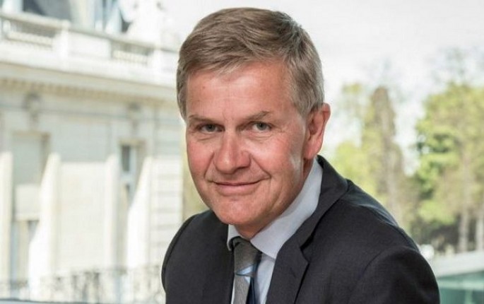 500 milyon dollarlıq səyahət xərcinə görə istefa verdi