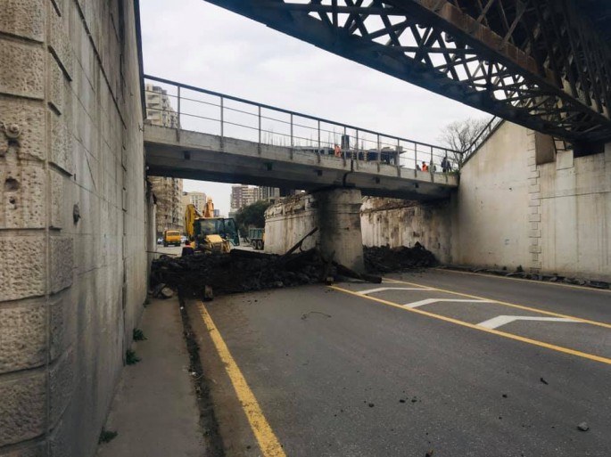 Bu yolda hərəkət məhdudlaşdırıldı                   - Sürücülərin diqqətinə 