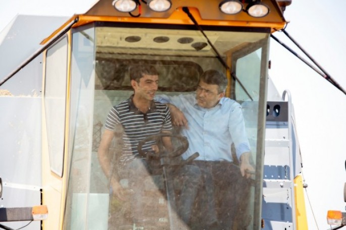 Nazir İnam Kərimov kombayna mindi - FOTO