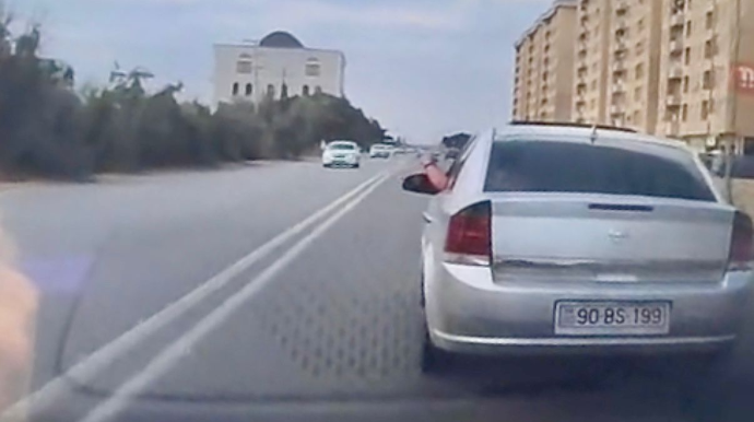 Qoşa xətti tapdalayıb sürücünün önünü kəsdi, üstəlik irada əsəbiləşdi - 90-BS-199 - VİDEO