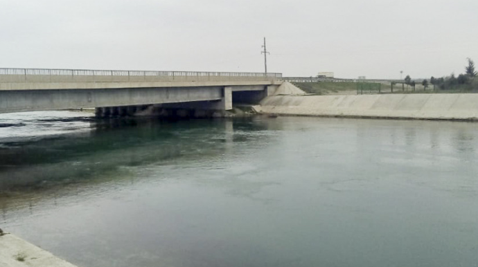 Beyləqanda avtomobil kanala aşıb, Türkiyə vətəndaşları xəsarət alıb   