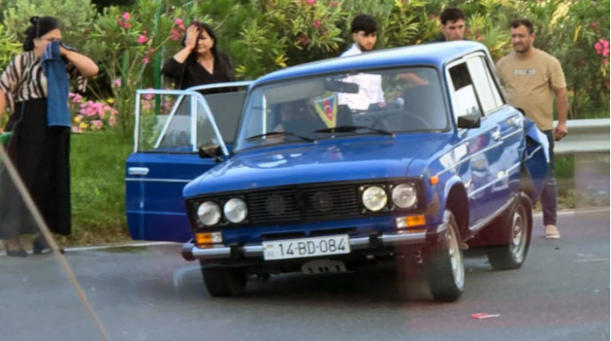 Jurnalistlərin binasının qarşısında qəza olub - FOTO