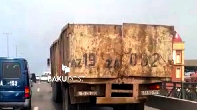 Bakıda əcaib avtomobil:  Şoseni zibilxanaya döndərir - VİDEO 