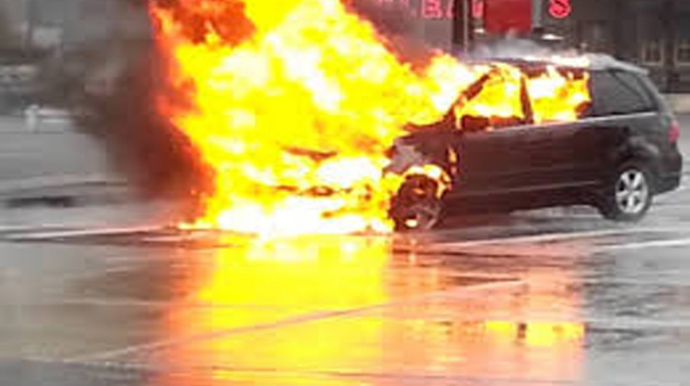 Lənkəranda avtomobil qəzadan sonra yanıb