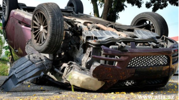 Sabirabadda “Prius” kanala aşdı, yaralananlar var - YENİLƏNİB