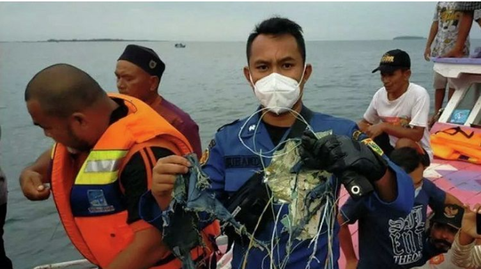 İndoneziyada qəzaya uğrayan təyyarənin “qara qutu”su tapılıb