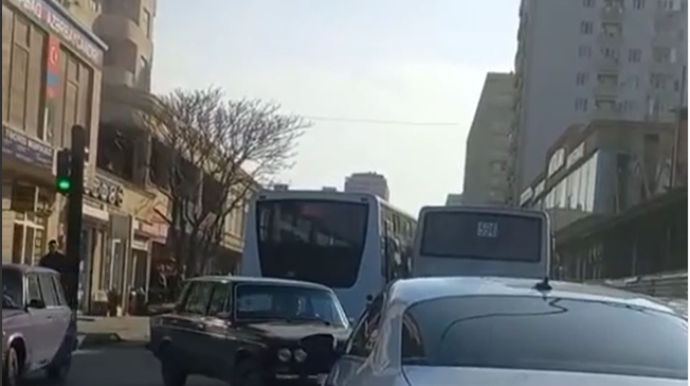 Xırdalanda yarışa çıxan avtobus sürücüsü  qəza törətdi  - VİDEO