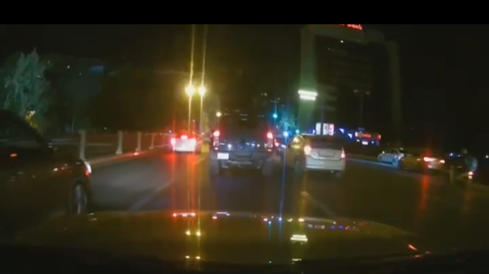 Yolda təhlükə yaradıb maşınları bir-birinə qatan taksi sürücüsü - VİDEO 