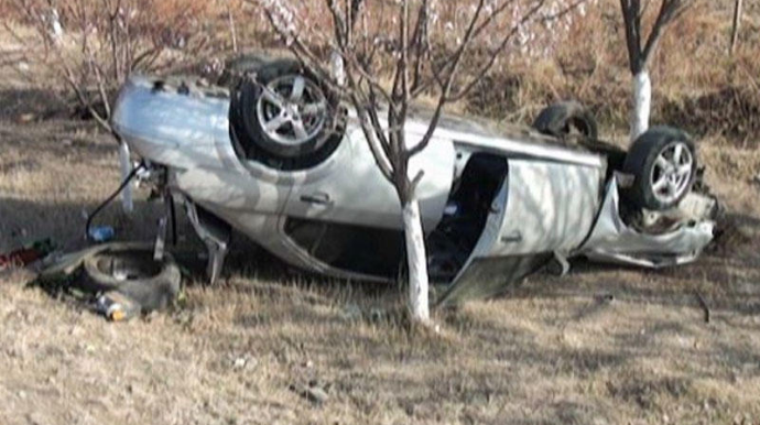 Beyləqanda “Nissan” körpüdən aşıb