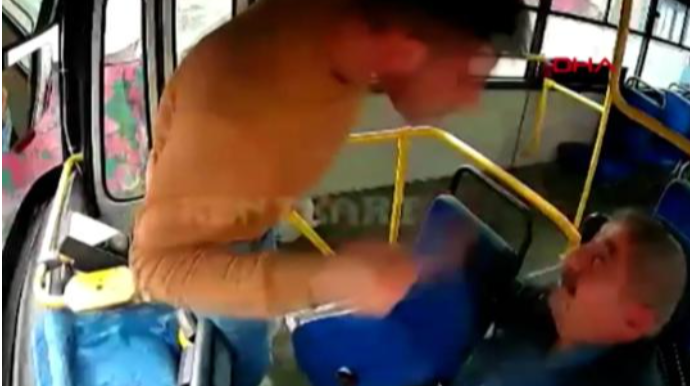 Sərnişin avtobus sürücüsünü amansızcasına döydü - ANBAAN VİDEO 