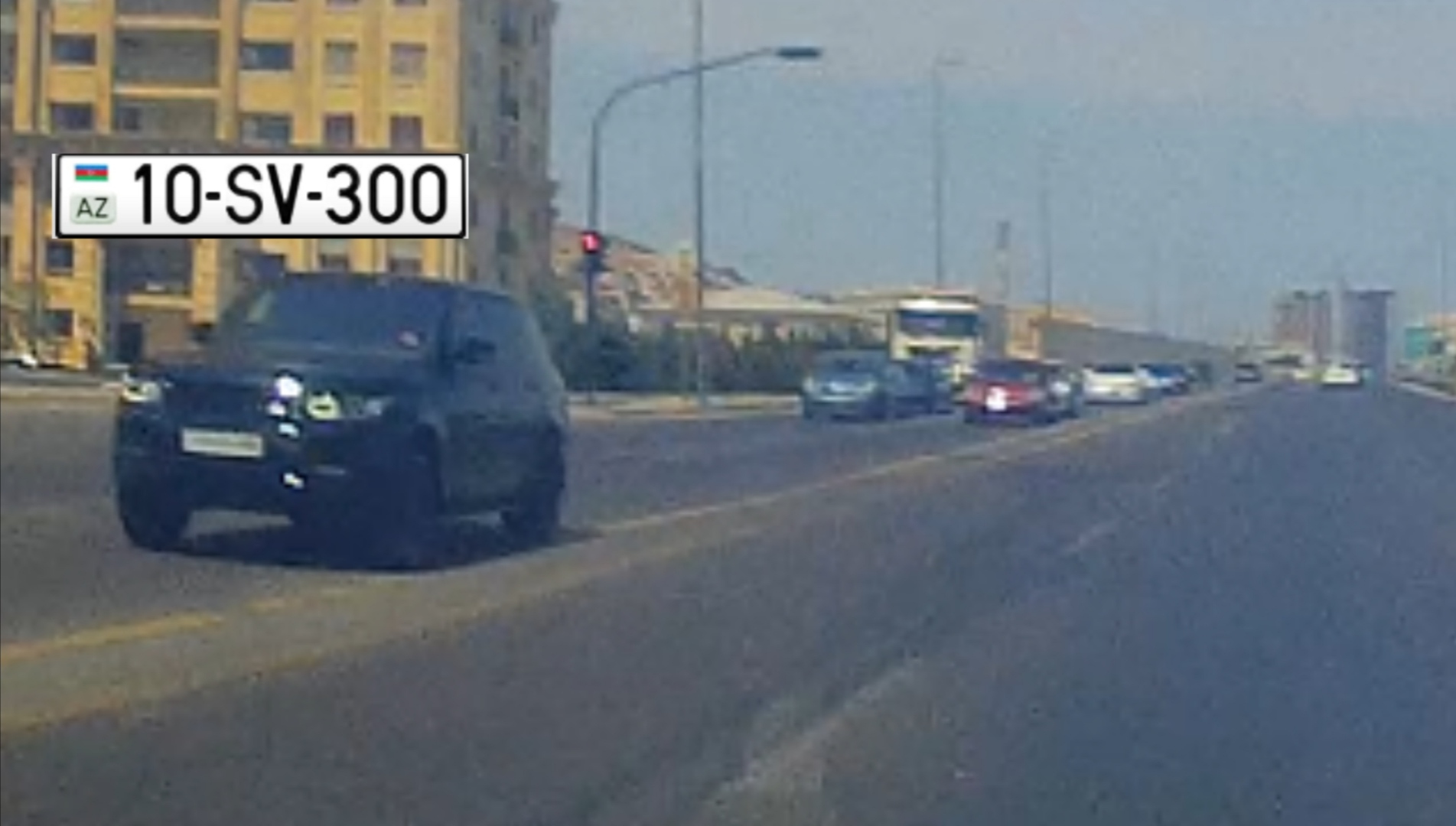 Polis sürücü 150 minlik maşınla əks yola çıxıb qırmızıda keçdi - 10-SV-300  - VİDEO