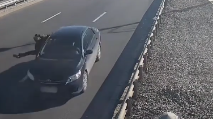 Yüksək sürətli yolu gəzərək keçən piyadanı maşın belə vurdu  - VİDEO