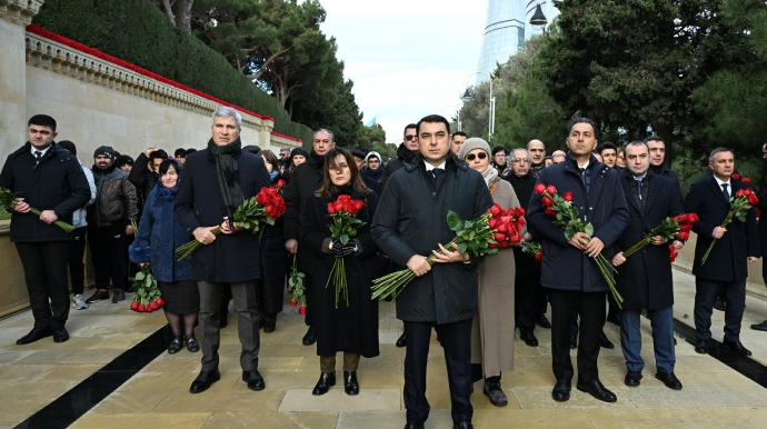 Mədəniyyət Nazirliyinin kollektivi 20 Yanvar şəhidlərinin xatirəsini yad edib - FOTOLAR 