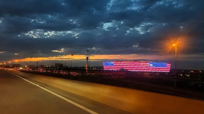 Bakı Olimpiya Stadionu ABŞ bayrağının rəngləri ilə işıqlandırılıb 