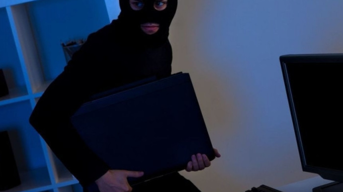 Yasamalda obyektdən 11 noutbuk oğurlandı 