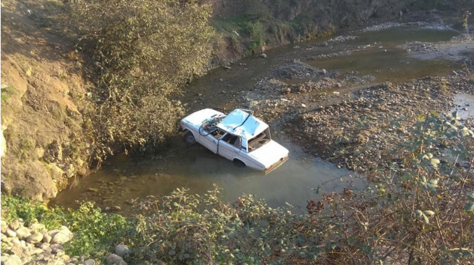 Tovuzda avtomobil çaya düşüb, xəsarət alanlar var