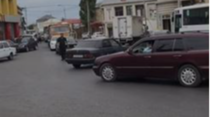 Binəqədidə pik vaxtlarda yolu tənzimləyən kimdir?  - VİDEO