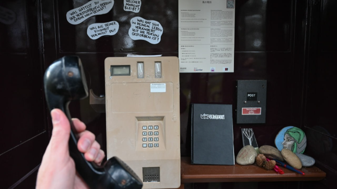 Qəbiristanlıqda ölənlərlə "danışmaq" üçün telefon köşkü quraşdırıldı – FOTO 