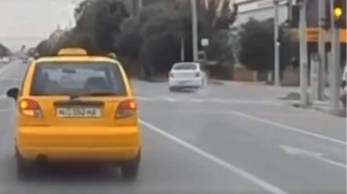 Qaydaları pozan sürücü avtomobillə kafeyə girdi – 2 nəfər ağır xəsarət aldı - VİDEO 