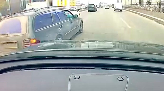 Dönmə işığına arxayın olan sürücü yolu kəsib qəza riski yaratdı   - VİDEO