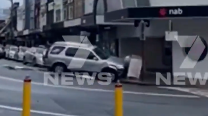 Avtomobil öz-özünə hərəkət edərək yolu bir-birinə qatdı – ANBAAN VİDEO