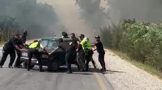 Yol polisləri maşını yanmaqdan belə xilas etdi  - VİDEO