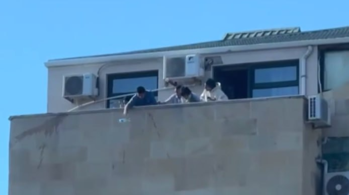 Bakıda ərəblər insanların başına butulka atdılar  - İDDİA - VİDEO