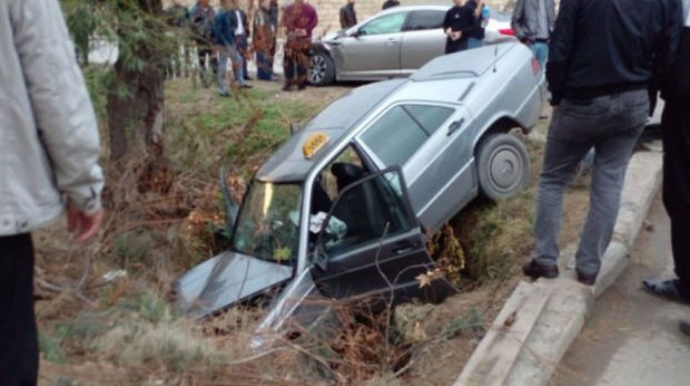 Sabah toyu olacaq xanım taksi ilə qəzaya uğradı: Kanala düşdülər 