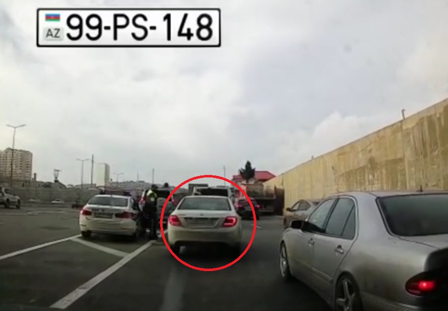 Sürücü yol polisinin yanında kobud qayda pozdu  - VİDEO